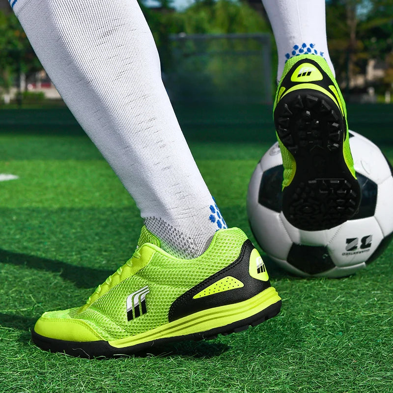 Men‘s Soccer Shoes Low Top Breathable Football Boots Non-Slip Futsal