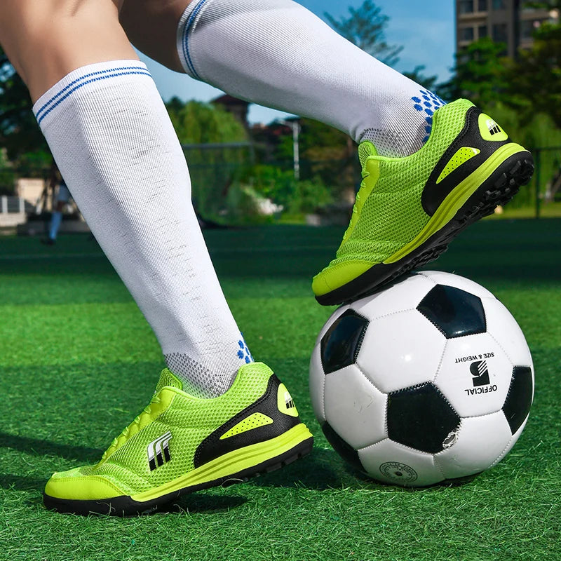 Men‘s Soccer Shoes Low Top Breathable Football Boots Non-Slip Futsal